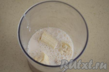 В чашу с бананом влить молоко.