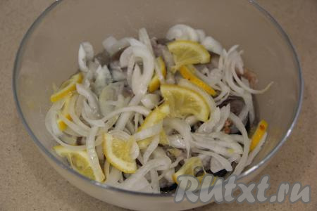 Через сутки вкусная, ароматная, нежная скумбрия, солёная с луком и лимоном, будет готова.