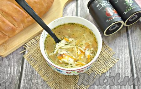 Вкусный, аппетитный суп с курицей и вермишелью разливаем по тарелкам и угощаемся. Очень сытный суп получается, хотя и без картошки.