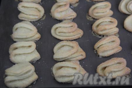 Выпекать творожное печенье "Уголки" в разогретой духовке минут 15-20 при температуре 180 градусов (до лёгкого золотистого цвета).