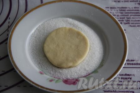Сахар насыпать на отдельную тарелку. Каждый кружочек теста обвалять в сахаре с двух сторон.