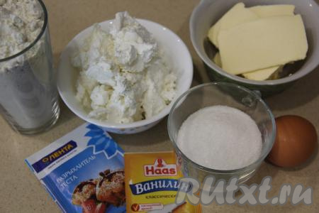 Подготовить продукты для приготовления творожного печенья "Уголки". Сливочное масло нужно заранее достать из холодильника, чтобы оно размягчилось при комнатной температуре.