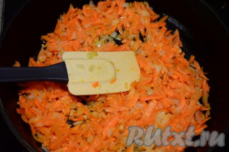 Морковку очистите и натрите на крупной тёрке. Добавьте морковку к луку и обжаривайте, периодически помешивая, ещё 6-7 минут (до мягкости моркови). Если морковка суховата, можно добавить в процессе обжаривания 1-2 столовых ложки воды.