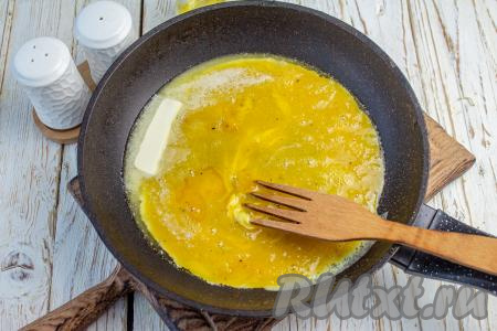 В сковороде растопите сливочное (или разогрейте растительное) масло, влейте яйца и, быстро перемешивая лопаткой, обжарьте яйца, чтобы получились яичные хлопья.
