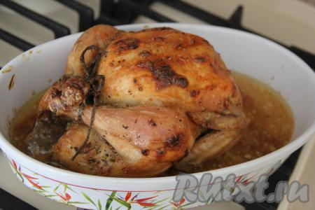 Запекать курицу в разогретой духовке  1 час 30 минут при температуре 180 градусов. Готовность мяса можно проверить зубочисткой (проткните курочку в нескольких местах зубочисткой, если везде выделяется прозрачный сок, значит наша птичка готова).