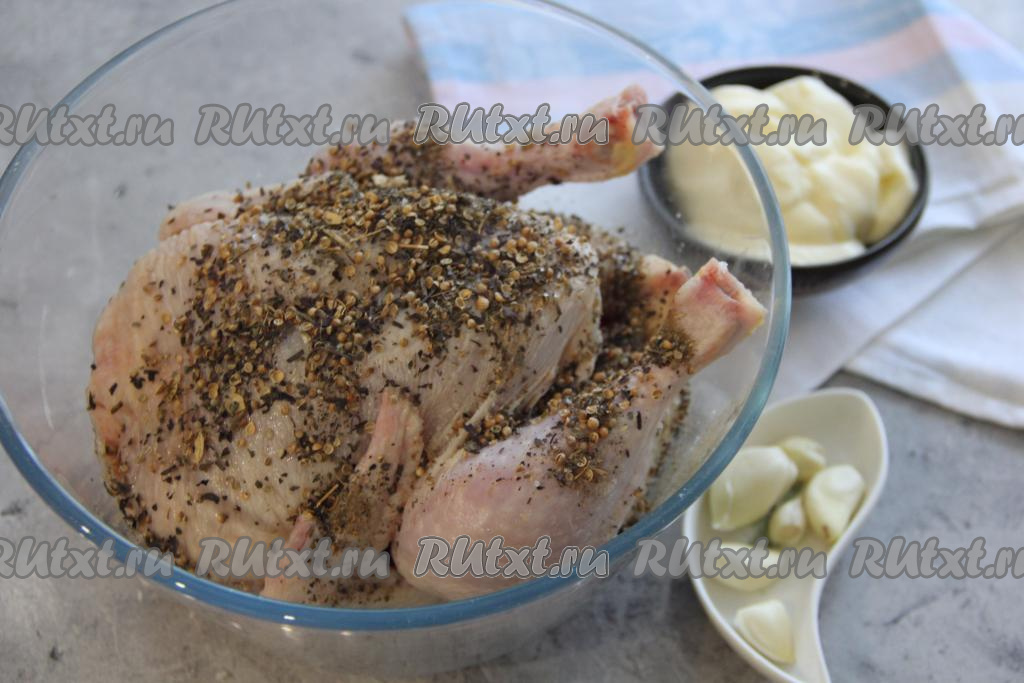 Маринад курицы с чесноком в духовке. Целиком курица в духовке на соли с чесноком. Поливка из чеснока для курицы.