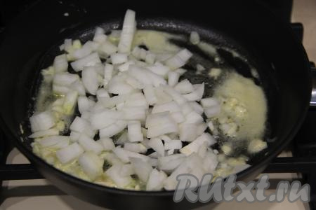 К обжаренному чесноку выложить мелко нарезанный лук и обжаривать овощи минут 5, помешивая.