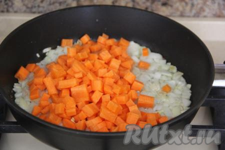 Морковь нарезать на мелкие кубики и добавить в сковороду, обжаривать с луком минут 5-7 (морковка должна стать достаточно мягкой), помешивая.