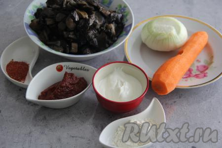 Подготовить продукты для приготовления грибной подливы из замороженных грибов. Лук и морковь почистить, грибы предварительно разморозить. 