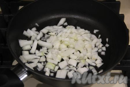 Пока варится картошка, обжарим овощи. Для этого нужно прогреть в сковороде растительное масло, уменьшить огонь до среднего, затем выложить достаточно мелко нарезанный лук. Обжарить лук, иногда его помешивая, до золотистого цвета. 