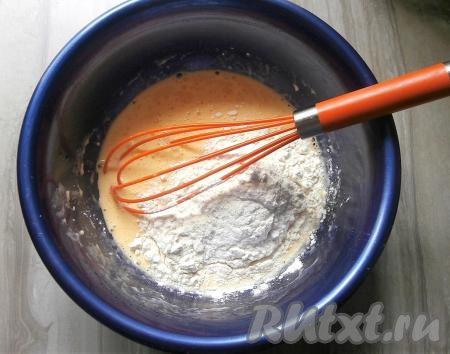 Хорошенько перемешать яично-сметанную смесь венчиком, добавить погашенную уксусом соду и начать частями всыпать муку, замешивая тесто для пирога венчиком.