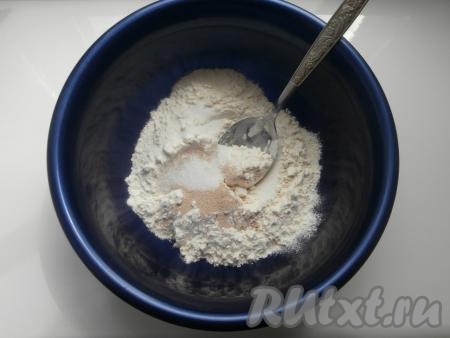 Муку отмерить, всыпать в миску, добавить соль, сахар и сухие дрожжи.