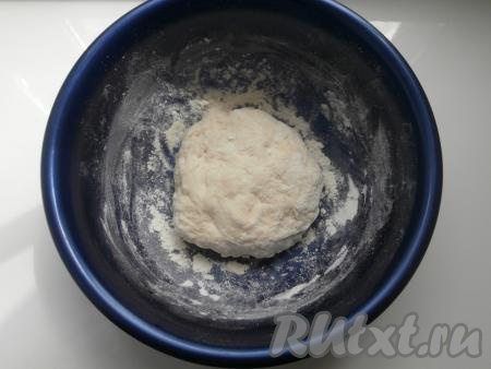 Замесить мягкое, но плотное и не липнущее тесто, прикрыть его плёнкой и оставить в тёплом месте на 15 минут.