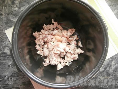 Свиное сало (или жир) нарезать на небольшие кусочки, выложить в чашу мультиварки.