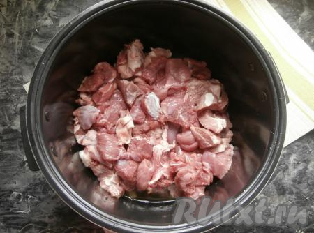 Далее добавить в чашу нарезанное мясо.