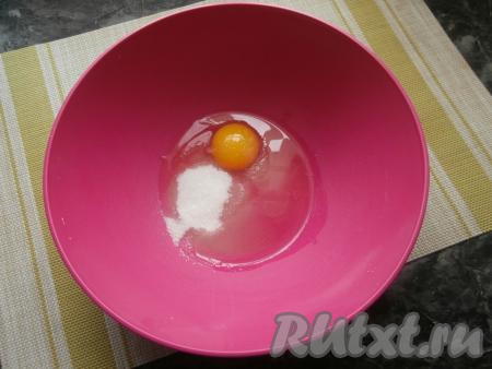 В отдельную миску разбить сырое яйцо, добавить сахар, соль и ванильный сахар.