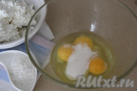Соединить в объёмной миске яйца и сахар, взбить венчиком.