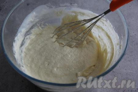 Тесто должно получиться в меру густым, однородным, будет напоминать тесто для оладий.