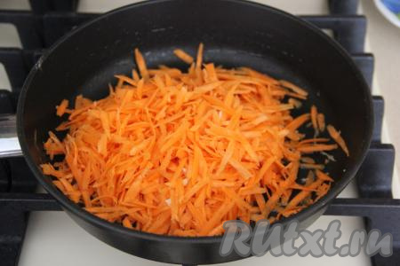 Прежде всего займёмся начинкой. Очищенную морковку натереть на крупной тёрке и выложить её на сковороду, уже хорошо прогретую с растительным маслом. Обжаривать морковку в течение 5-6 минут (до мягкости) на среднем огне, помешивая.