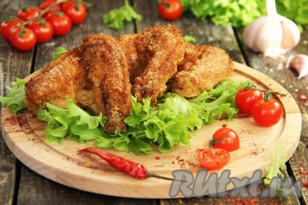 Куриные крылышки получаются сочными, вкусными, с аппетитной, хрустящей корочкой, к столу подаём прямо со сковороды в горячем виде.