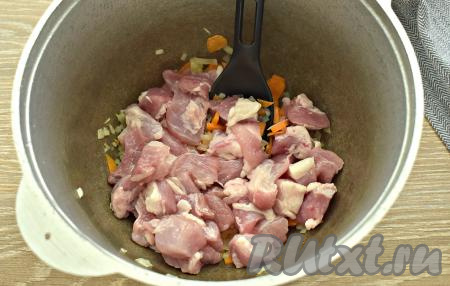 Добавляем кусочки свинины, перемешиваем и обжариваем мясо с овощами минут 8-10, помешивая.