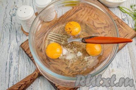 Вбейте яйца в глубокую миску, поперчите их и посолите. 