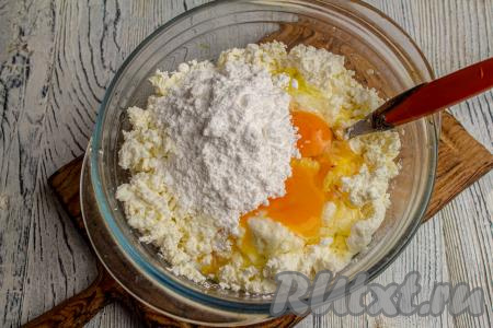 К смеси творога и рикотты добавьте яйца, сахарную пудру (или сахар), ванильный сахар и соль, перемешайте. 