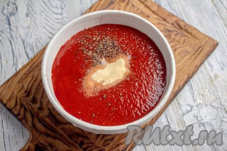Пока тефтели запекаются, приготовьте соус, для этого томатный  соус (или томатную пасту, разведённую водой) посолите, поперчите, добавьте сахар и, по желанию, сушёный чеснок. 