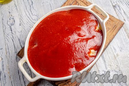 По истечении 10 минут достаньте тефтели из духовки, залейте томатным соусом и поставьте обратно в духовку запекаться минут 30 при температуре 180 градусов. 