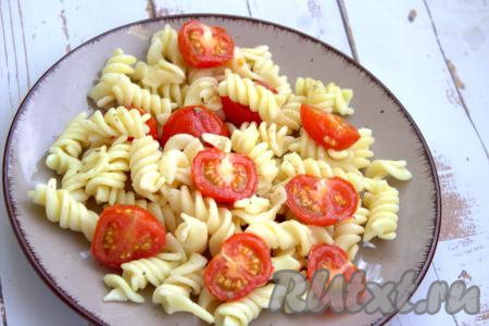 На тарелку выложить макароны, запечённые помидоры черри, полить оливковым маслом и аккуратно перемешать.