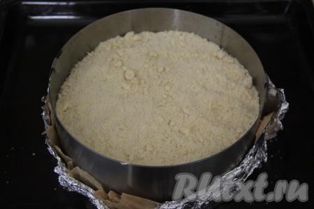 Затем равномерно выложить оставшуюся половину песочной крошки поверх начинки. Поставить немецкий маковый пирог в разогретую духовку и выпекать, примерно, 60 минут при температуре 180 градусов.