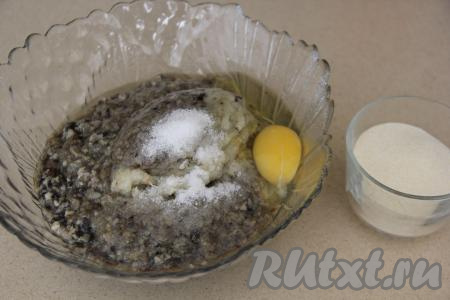 Соединить пропущенные через мясорубку грибы и лук, добавить сырое яйцо и соль.