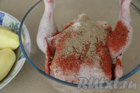 К курице добавить паприку, соль и специи.