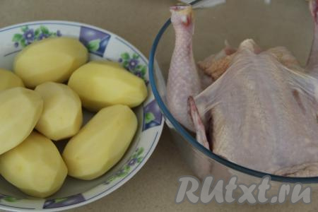 Тушку курицы вымыть, затем обсушить. Картошку почистить.
