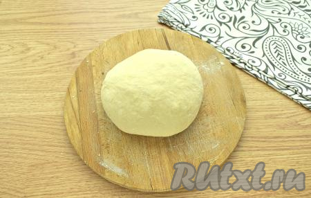 Замешиваем дрожжевое тесто сначала в миске, а затем как следует вымешиваем его на столе. Тесто должно получиться мягким и не прилипать к ладоням.