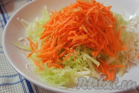 Морковь очистить, натереть на корейской тёрке, добавить в салат из зелёной редьки и капусты.
