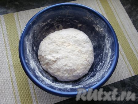 Тесто должно получиться мягким, не забитым, но хорошо держащим форму. Поместить тесто для лепёшек в миску, накрыть плёнкой (или полотенцем) и оставить при комнатной температуре минут на 15.