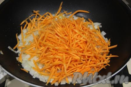 Затем к луку добавить морковку, натёртую на тёрке для корейской моркови, перемешать овощи.