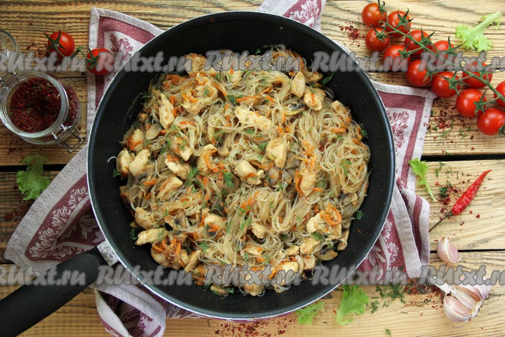 Тайская кухня: Жареная лапша фунчоза с курицей и овощами