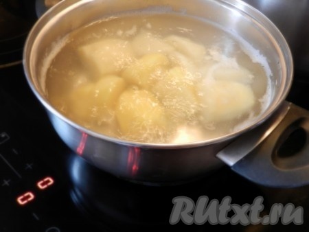 Картофель сварить в подсоленной воде.