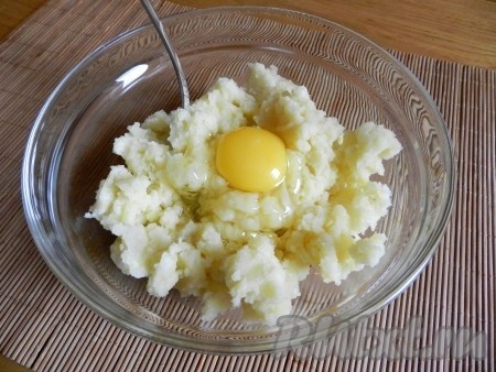 Для картофельных клецек - сварившийся картофель размять в пюре. Остудить. Добавить яйцо, перемешать.