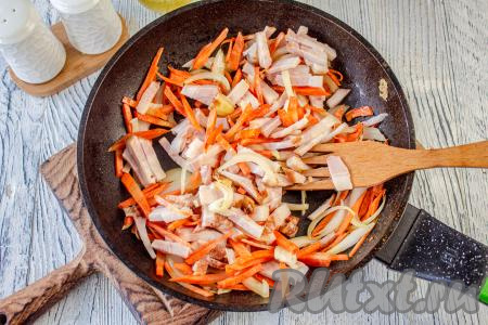 Добавьте лук и морковь к бекону и обжаривайте вместе около 5 минут, помешивая.
