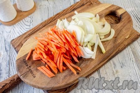Морковь и лук очистить. Нарежьте лук тонкими перьями, морковь - тонкими полосками.