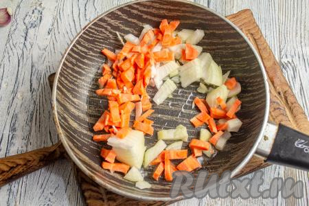 Лук и морковь очистите. Луковицу нарежьте достаточно мелко, морковку нарежьте на небольшие кубики, выложите овощи в сковороду с разогретым растительным маслом и обжарьте до мягкости (в течение минут 6-7), помешивая. 