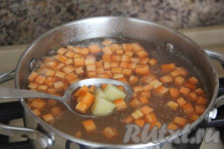Картошку и морковь почистить и нарезать на кубики. Добавить овощи в кипящий бульон, дать закипеть, а затем варить 15 минут на огне чуть ниже среднего.