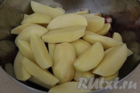 Картошку почистить и нарезать на крупные дольки. Добавить картошку к курице.