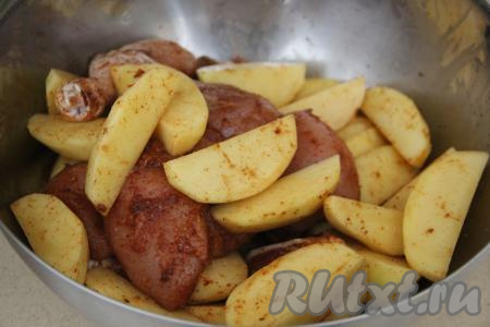 Тщательно перемешать картошку с курицей. Картофель заберёт часть маринада.