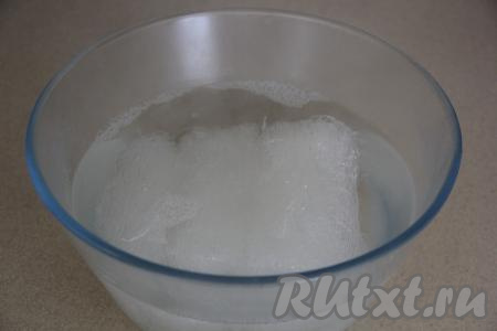 Фунчозу выложить в объёмную миску, полностью залить лапшу кипящей водой и оставить её в воде минут на 5.