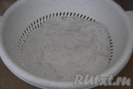 Взять дуршлаг, переложить в него фунчозу и хорошо промыть её холодной водой, оставить на несколько минут, чтобы стекла вода. Затем разрезать фунчозу ножницами на части.