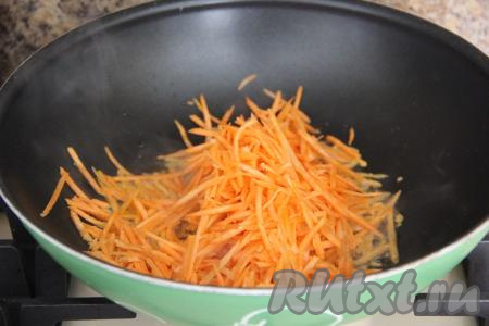 Пока жарится свинина, приготовить овощи. В другую сковороду влить растительное масло, выложить морковку, натёртую на тёрке для корейской моркови, обжаривать её минут 5, помешивая.